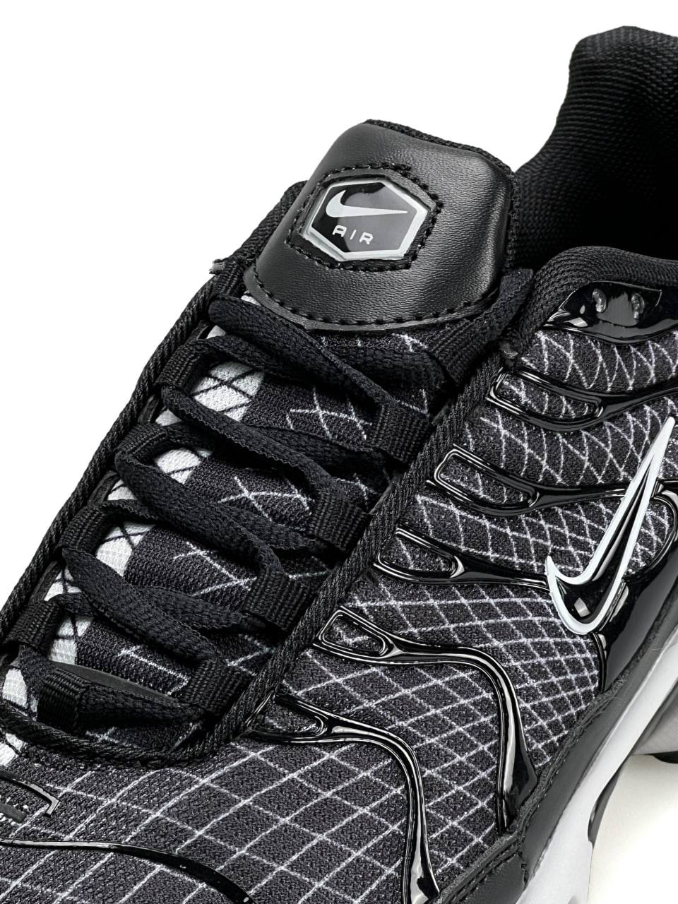 Nike Air Max Plus Black White Line