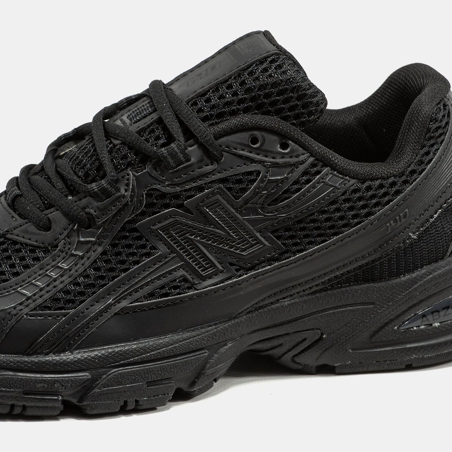 New Balance 740v2 All Black
