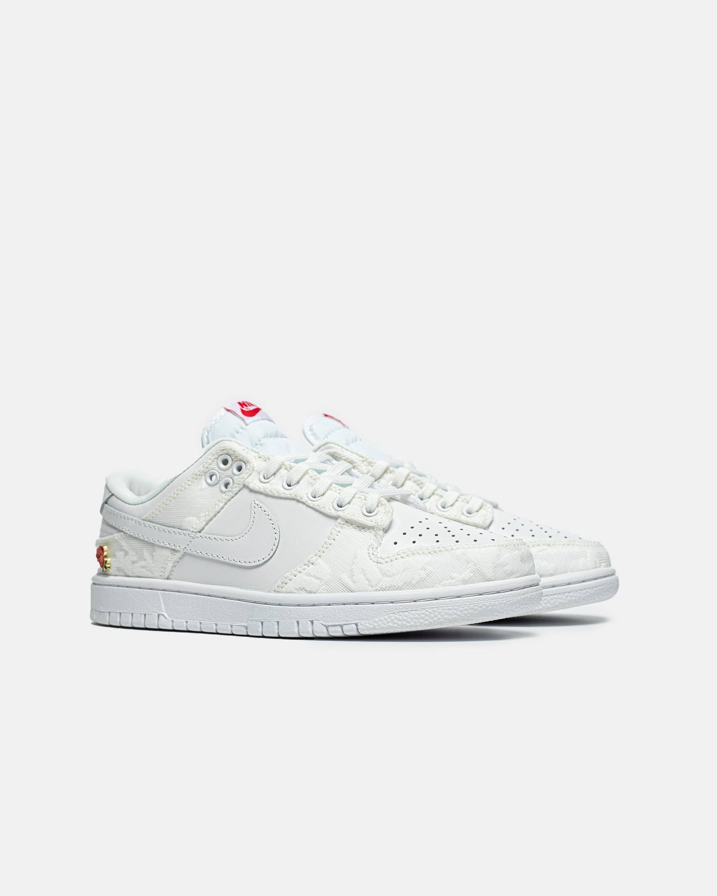 Nike SB Dunk Low Give he flowers
