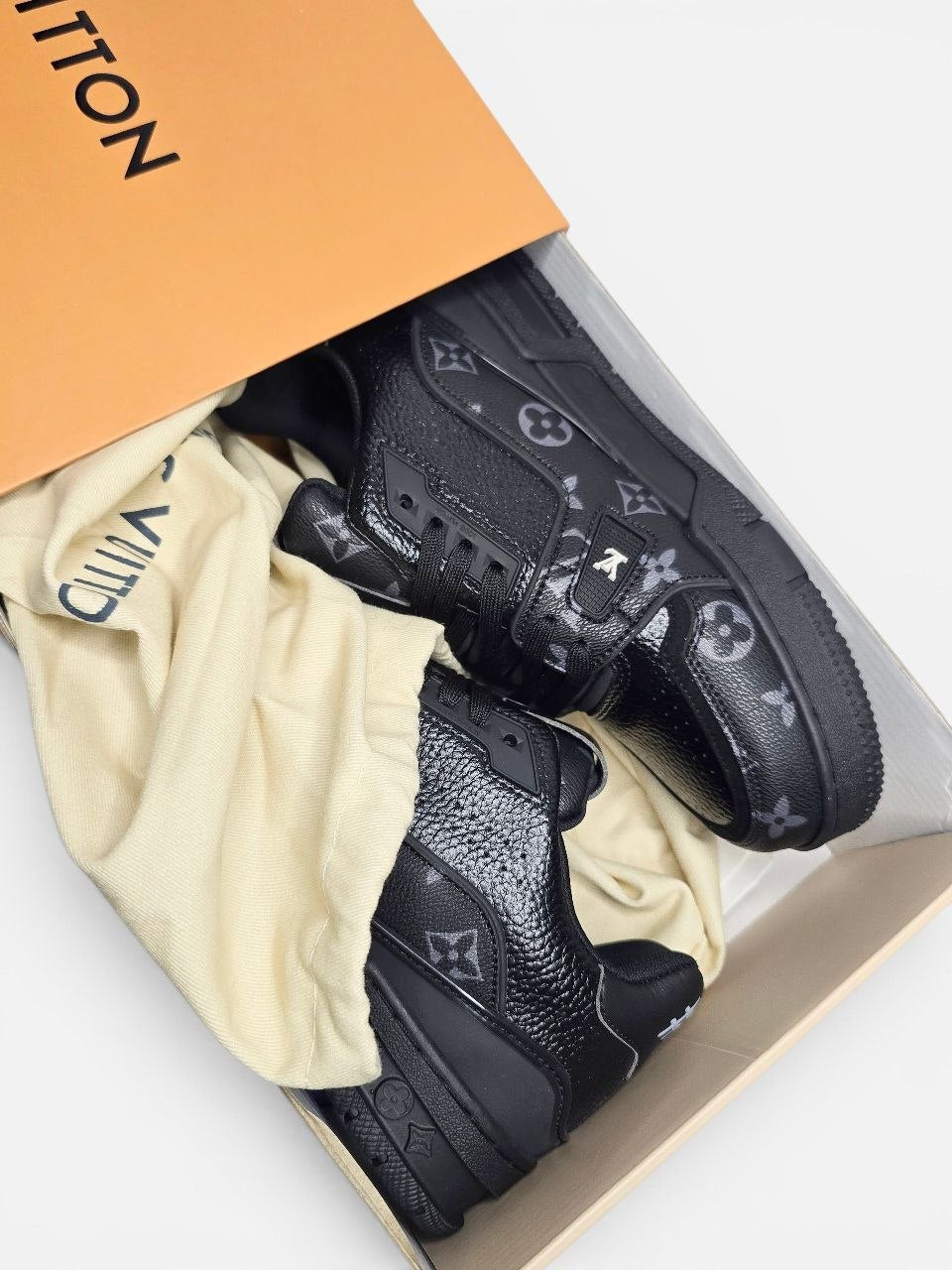 Louis Vuitton Trainer Black 2.0